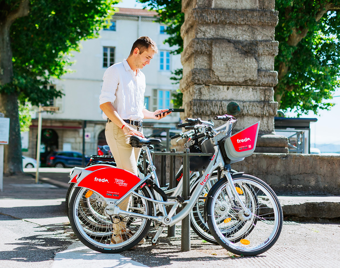 Homme utilisant le service vélos Fredo à Vienne